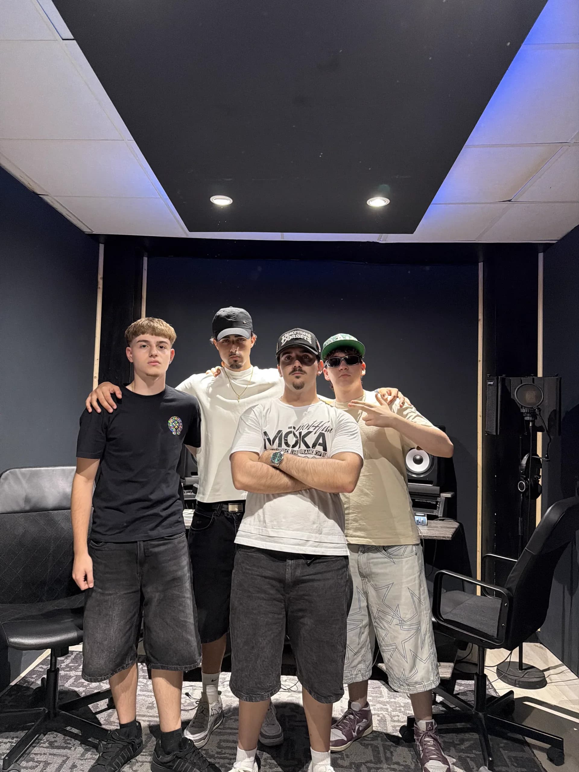 MÖKA con el crew en el estudio