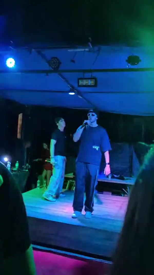 MÖKA cantando en el escenario con luces azules