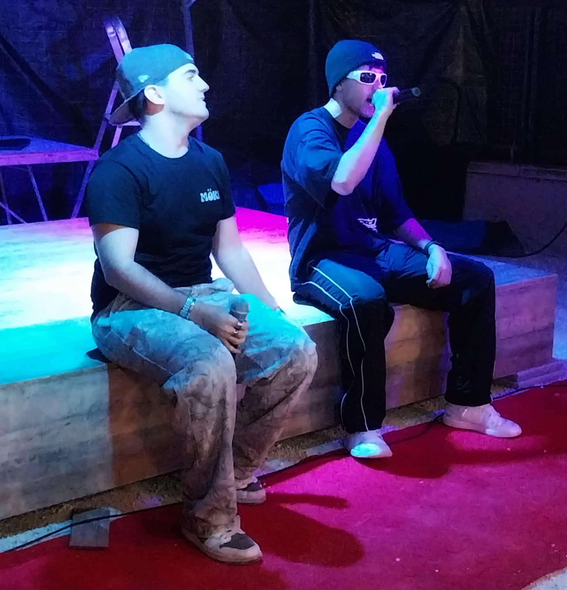 MÖKA cantando en directo junto a otro artista