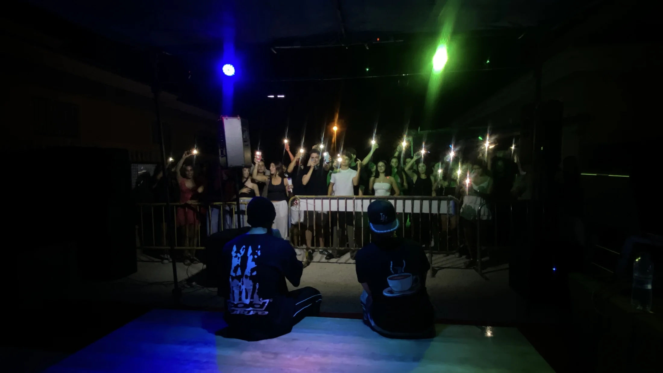 Concierto en una plaza con el público