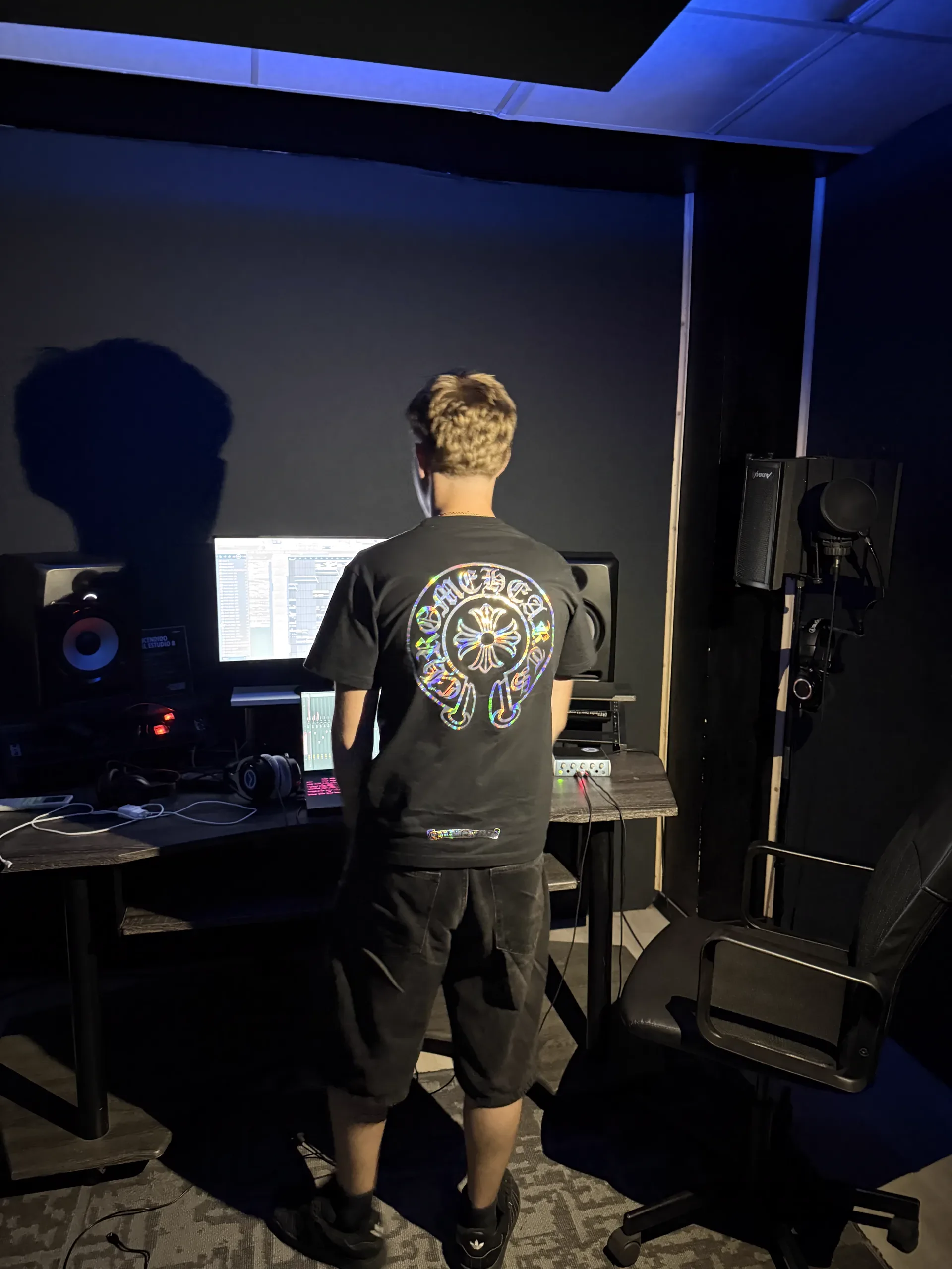 Estudio de grabación con monitores y micrófono